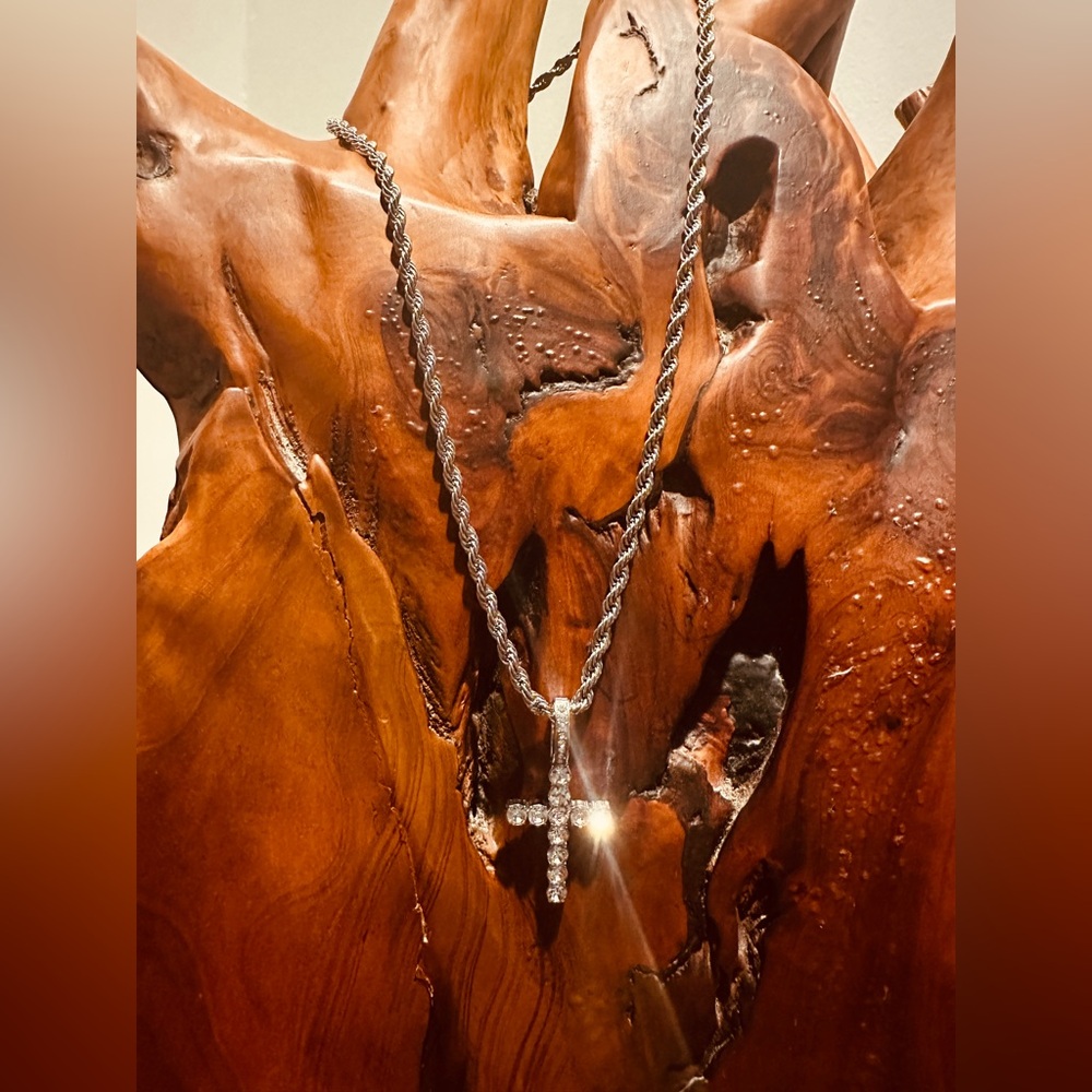 NWT 💫 Silver Twisted Rope Necklace with Cross Pendant 🤩✨